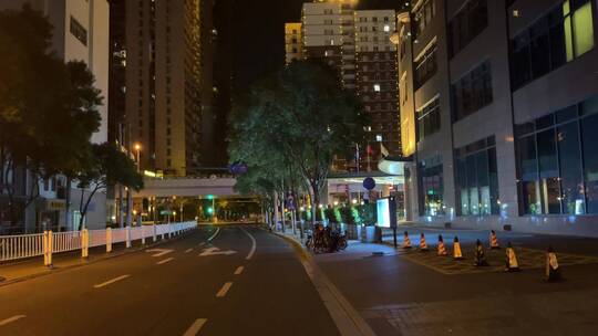 上海封城中的夜晚街景
