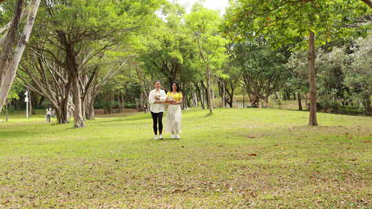 两位女士公园草地漫步