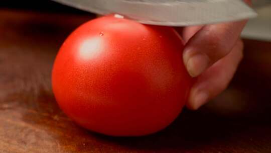 厨师在砧板上切番茄【4K】视频素材模板下载