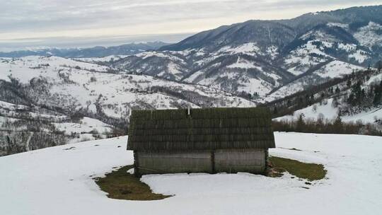 雪山山顶上的小屋视频素材模板下载