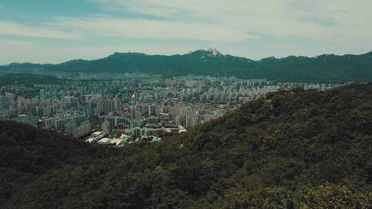 一对夫妇从山岩上欣赏城市的景色