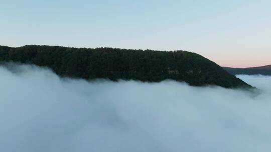 覆盖山谷的低空云层航拍