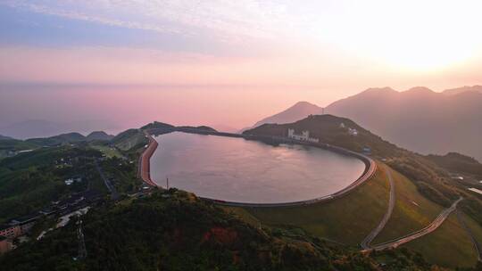 航拍夕阳下青山顶山美丽的湖州安吉江南天池