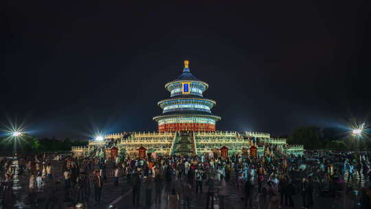 天坛祈年殿夜景亮灯历史建筑旅行假日游客