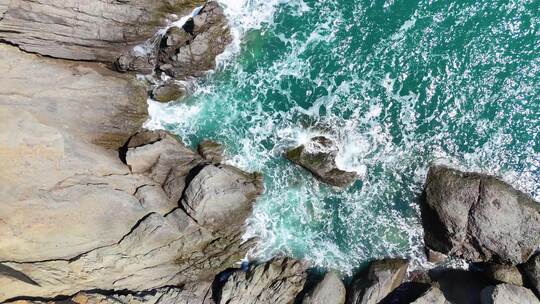 海浪礁石青岛灵山岛运来石千层岩4K航拍