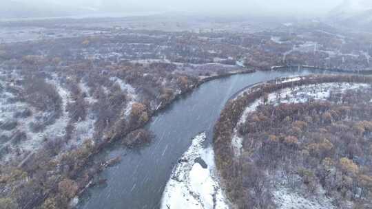 秋季湿地河湾风雪交加