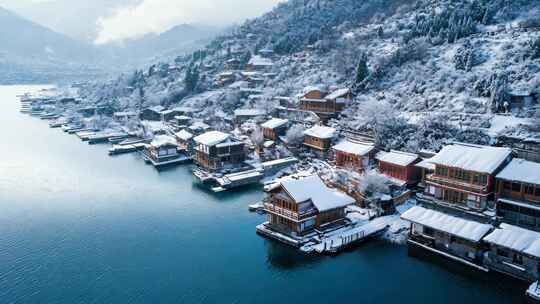 冬天泸沽湖沿岸风景