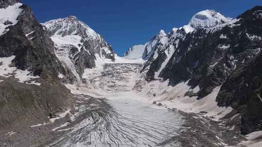 从上面见证白雪覆盖的山峰中令人惊叹的冰川