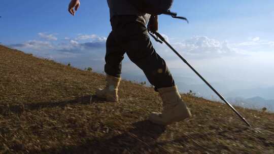 徒步登山脚步走向顶峰