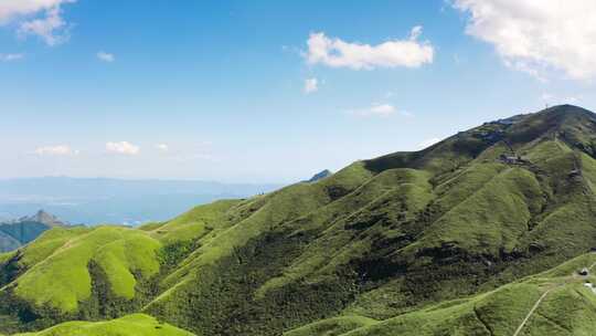 蓝天白云绿草地的武功山