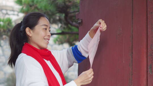 亚洲中国人女性女人过年贴春联贴福字