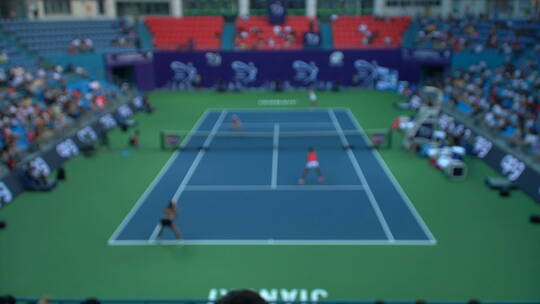 一名网球运动员击球发球视频素材模板下载