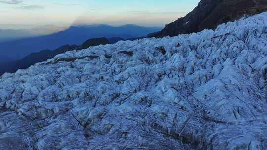 航拍夕阳下的四川第二高峰中山峰冰川冰塔林