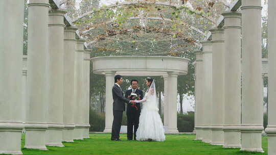 新人在古典柱廊下举行婚礼