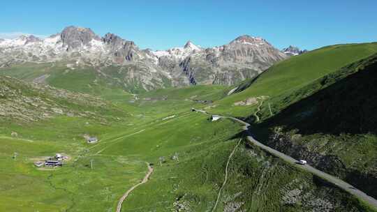 房车房车驾驶法国阿尔卑斯山的Col de la Croix de Fer山口-空中跟踪视频素材模板下载