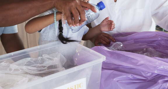出生女孩和祖父母对可回收物进行分类，专注
