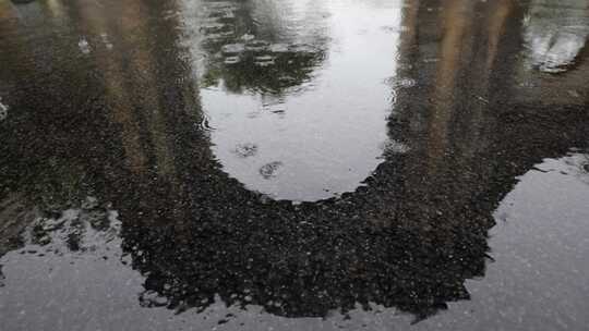 雨水滴水花溅起路面涟漪