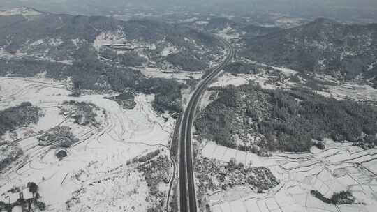 大山中的高速公路雪景航拍