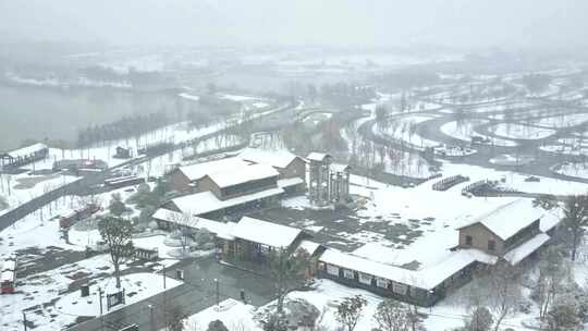 航拍北湖湿地公园雪景湖泊古建筑江南下雪