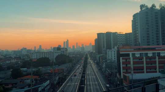 清晨日出在泰国曼谷的城市街道上；每日通勤