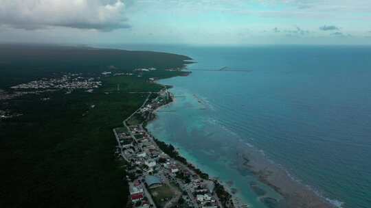 降落在Mahahual海滩墨西哥加勒比海的壁炉边视频素材模板下载