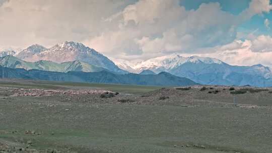 新疆天山山脉托木尔峰