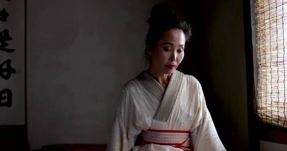 日本女人坐在茶室