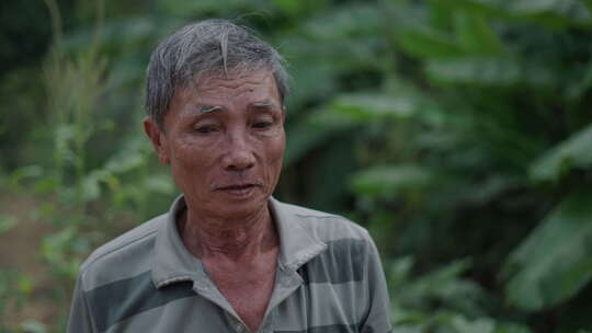 在靠近河流和河流的农村地区，一名老年越南