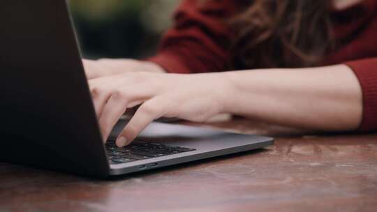 在笔记本电脑上打字的女人