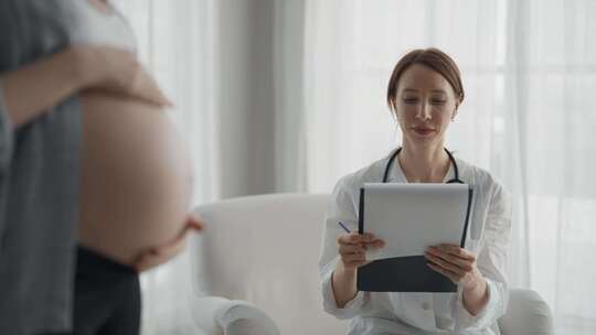 孕妇咨询医生特写肚子孕妇病人回答妇科医生