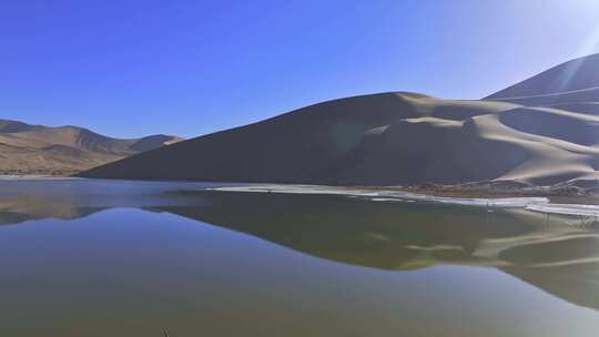 巴丹吉林沙漠巴丹湖沙漠沙丘倒影