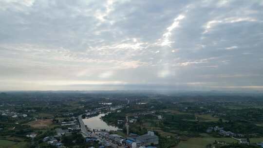 四川盆地的乡镇土地与天空