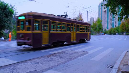 行驶中的大连有轨电车城市老式公交车