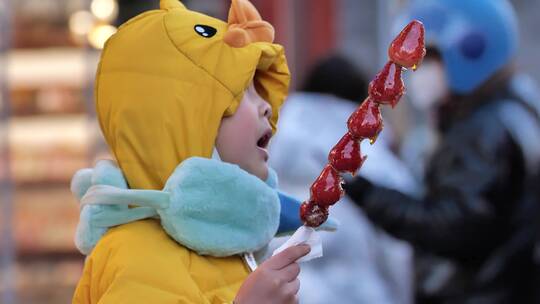 小朋友拿着糖葫芦春节年味