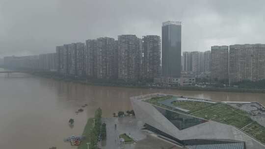 长沙暴雨，实拍湘江洪峰过境长沙