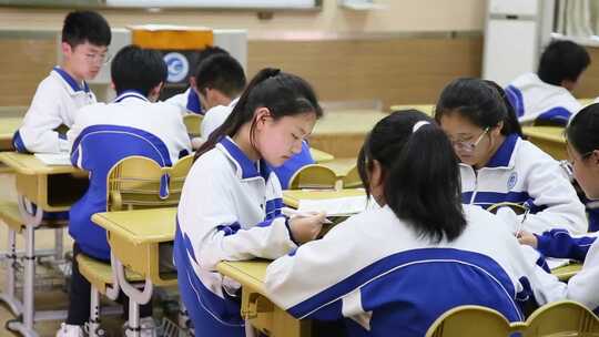 学生教室伏案学习场景