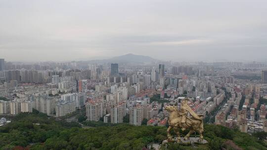 泉州郑成功雕像航拍丰泽区大坪山看市区阴天