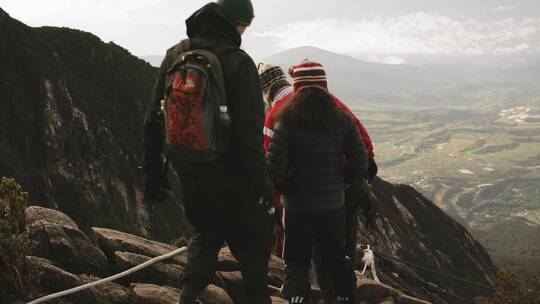 山间小径上徒步旅行的人视频素材模板下载