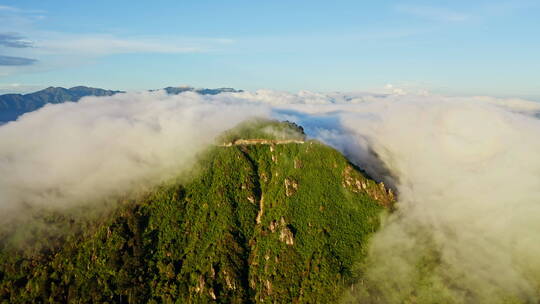 鸟瞰云雾流云下绿色的山脉