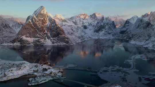 湖面镜面雪山湖挪威湖泊