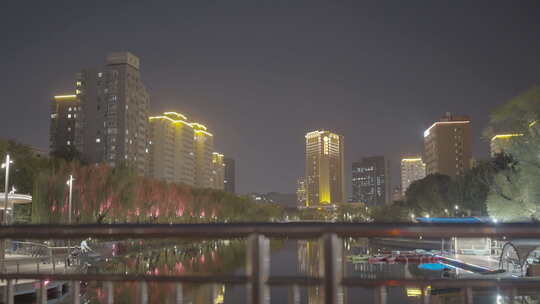 城市河道夜景，水面映灯光高楼之景