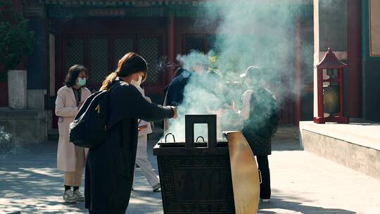 4K升格实拍北京雍和宫内燃香祈福的游客