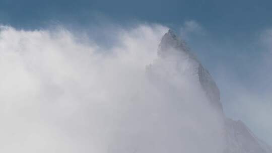 扬雪的山峰