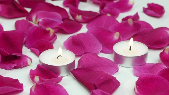 浪漫的玫瑰花瓣和蜡烛视频素材模板下载