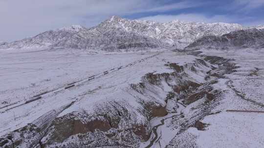 冬季青藏高原祁连山脉山峰雪景航拍雪山