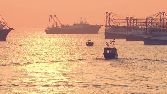 夕阳下海边海港货船停泊驳船广西北海