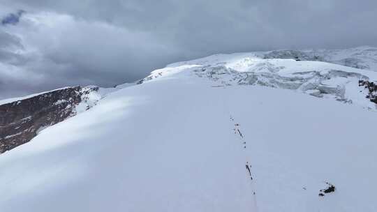 航拍攀登慕士塔格峰雪山冰川的登山队