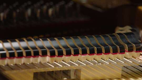钢琴内部琴键细节素材 女人演奏钢琴