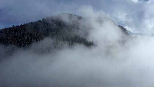 被浓雾掩盖住的高山