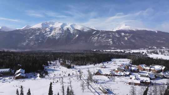 航拍新疆冬季喀纳斯河流晨雾雪山森林雪景